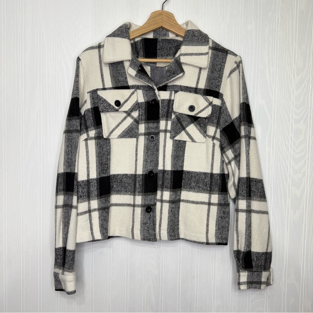 Black & white Buffalo plaid cropped Shacket size Large Shein - Picture 2 of 8
